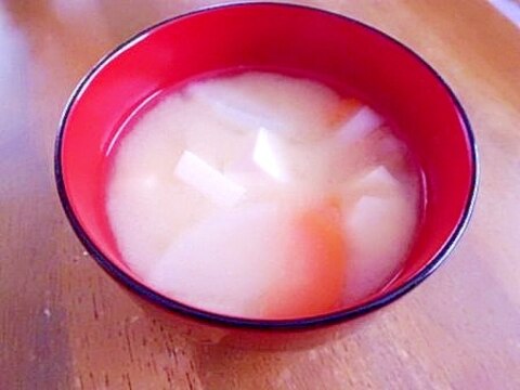 大根とにんじんと豆腐の味噌汁